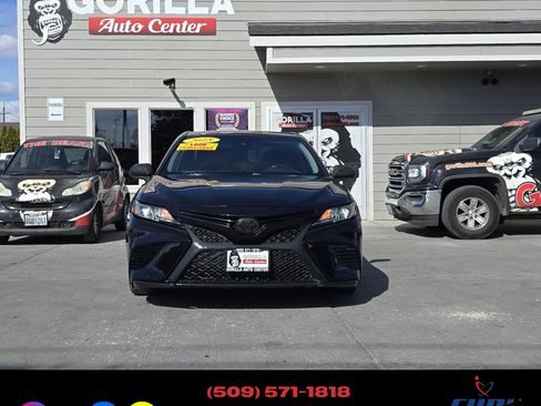 Used 2018 Toyota Camry SE image 2