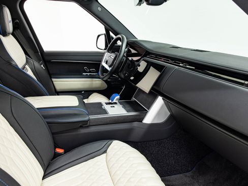 Used 2025 Land Rover Range Rover Long Wheelbase SE image 26