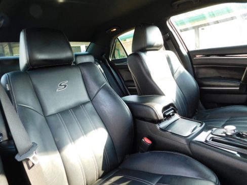 Used 2019 Chrysler 300 S AWD image 19