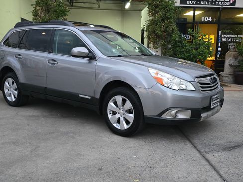 Used 2011 Subaru Outback 2.5i Limited image 4