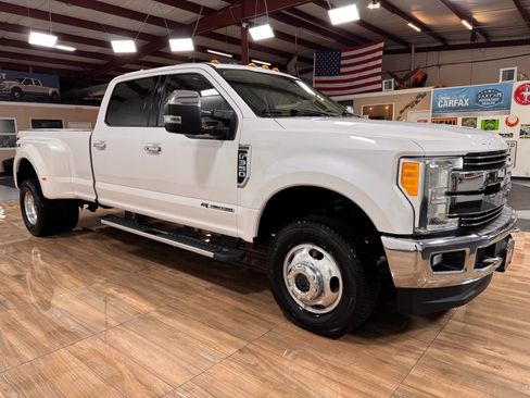 Used 2017 Ford F350 Lariat image 3