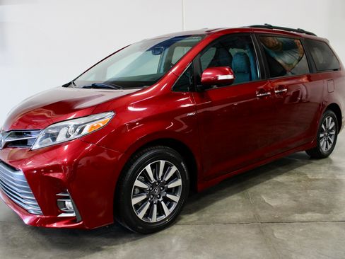 Used 2018 Toyota Sienna AWD image 1