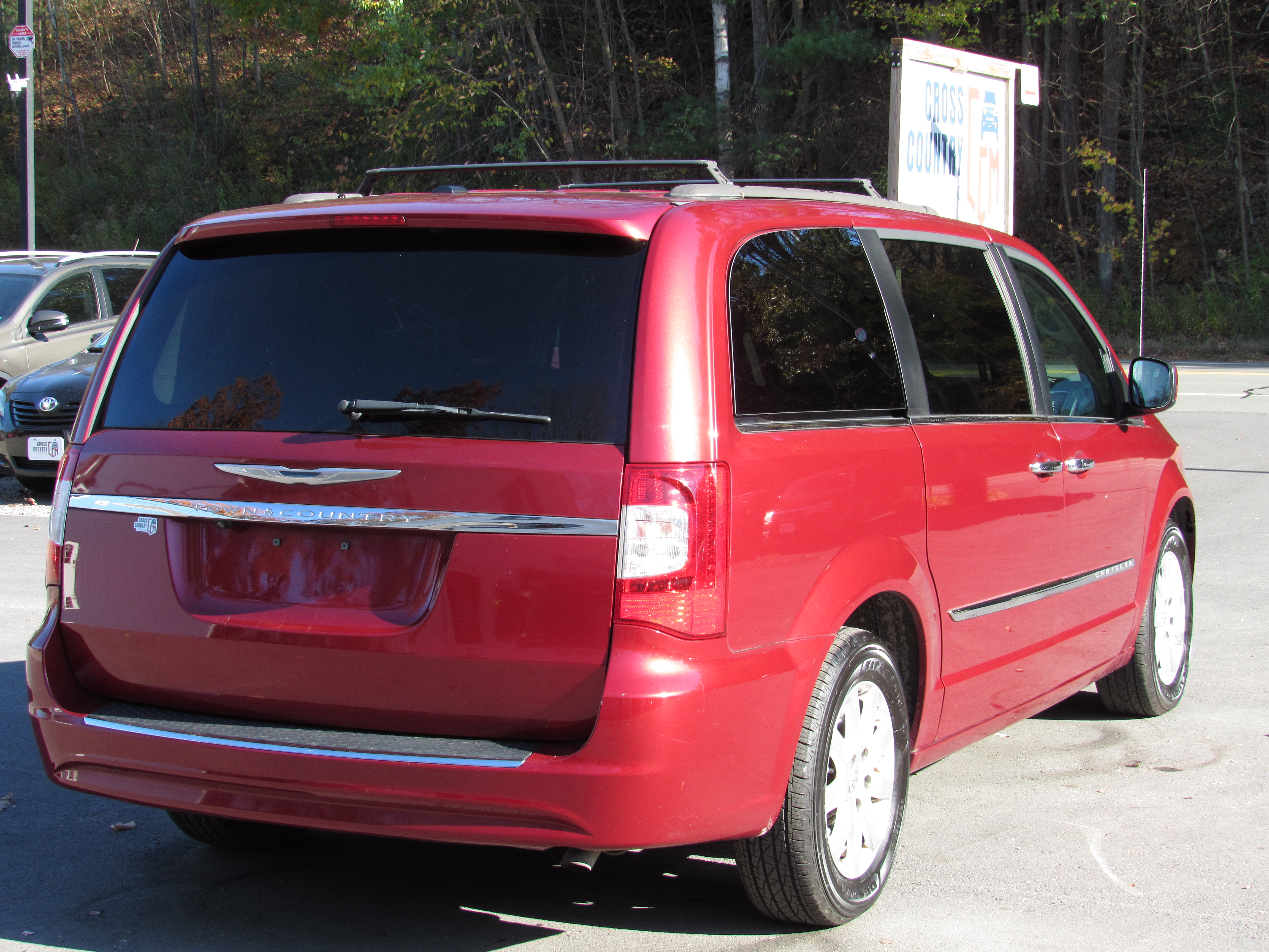 Used 2015 Chrysler Town & Country Touring FWD image 8