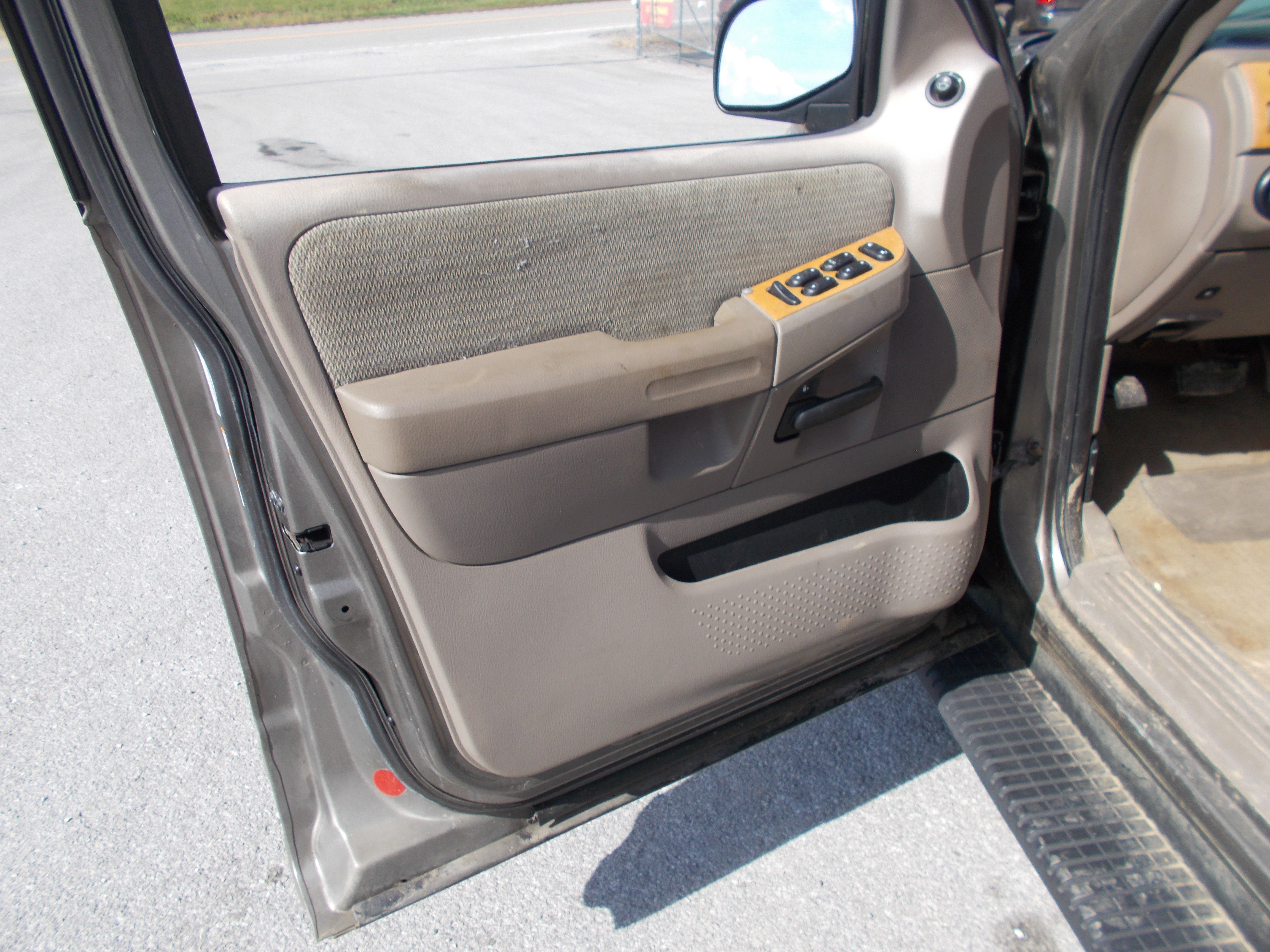 Used 2002 Ford Explorer 4WD XLT image 5
