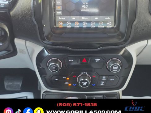 Used 2018 Jeep Renegade 4WD Latitude image 11