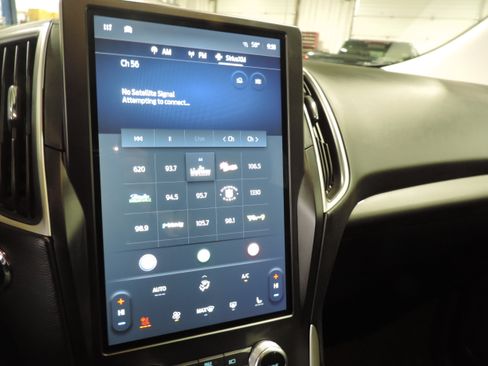 Used 2024 Ford Edge SEL image 42