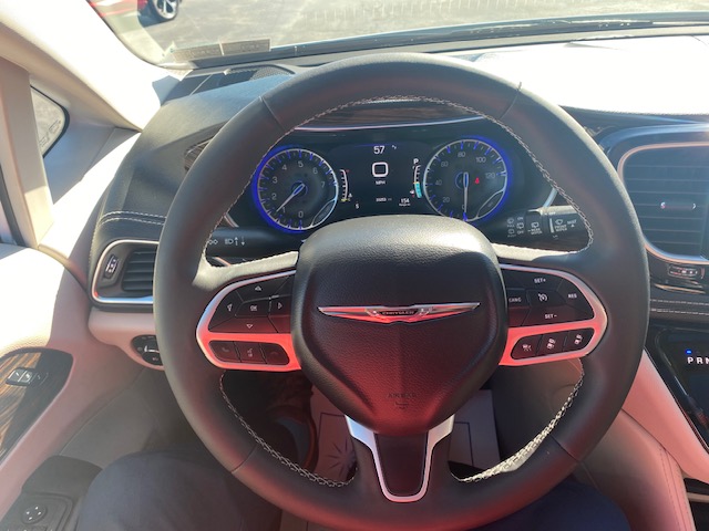 Used 2023 Chrysler Pacifica Limited FWD image 8