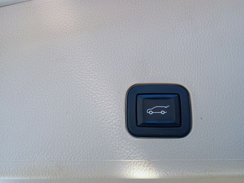 Used 2012 Cadillac SRX FWD Luxury image 18