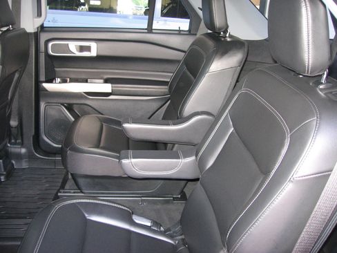 Used 2023 Ford Explorer XLT AWD/4WD image 7