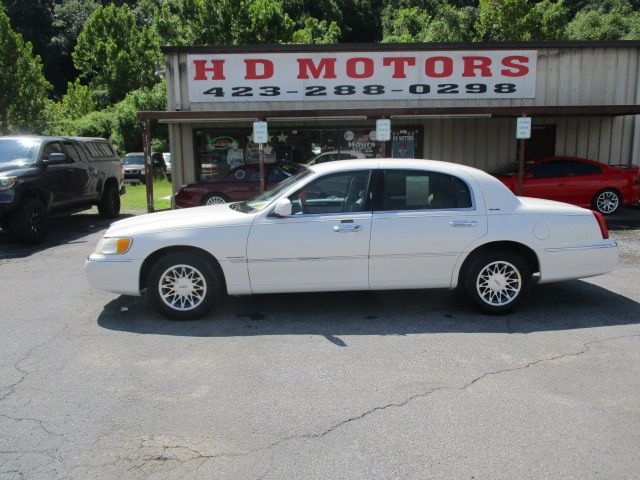 Used 2000 Lincoln Town Car Signature RWD image 1