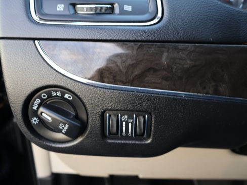 Used 2016 Chrysler Town & Country Touring image 23