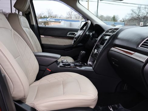 Used 2018 Ford Explorer Platinum image 18