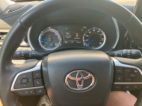 Used 2023 Toyota Highlander FWD XLE Hybrid image 3