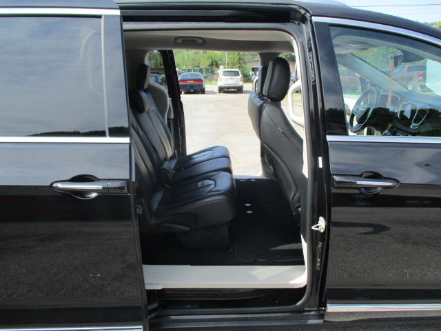 Used 2018 Chrysler Pacifica Touring-L FWD image 24