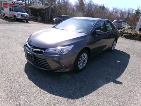 Used 2015 Toyota Camry LE image 1
