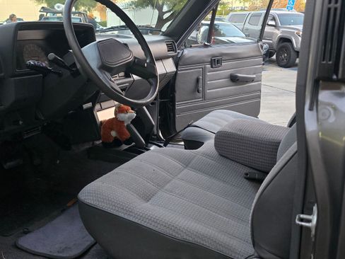 Used 1988 Toyota Pickup Deluxe image 45