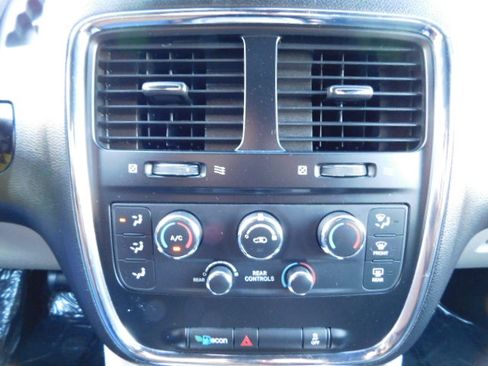 Used 2019 Dodge Grand Caravan SXT image 18