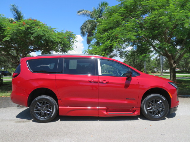 Used 2027 Chrysler Pacifica Select FWD image 8
