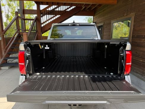 Used 2025 Toyota Tacoma 4x4 Double Cab image 5