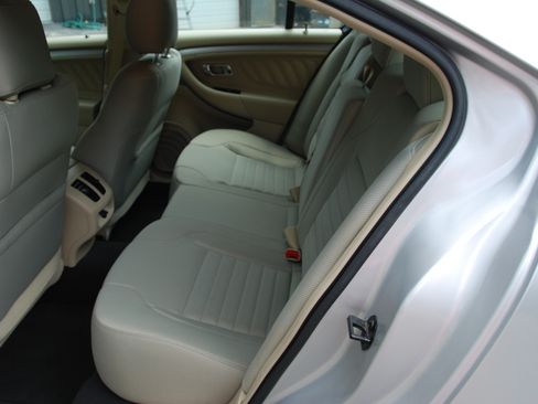 Used 2018 Ford Taurus SE FWD image 22