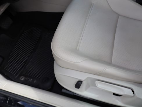 Used 2016 Volkswagen Golf SE image 19