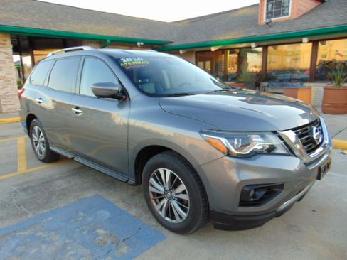 Used 2020 Nissan Pathfinder S image 1