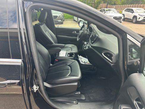 Used 2026 Chrysler Pacifica Select FWD image 6