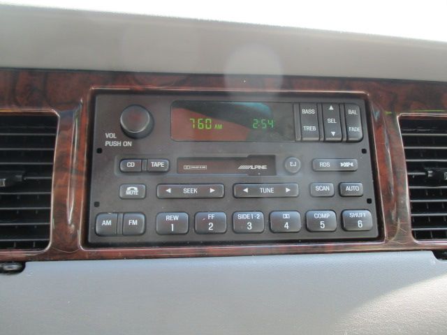 Used 2000 Lincoln Town Car Signature RWD image 30