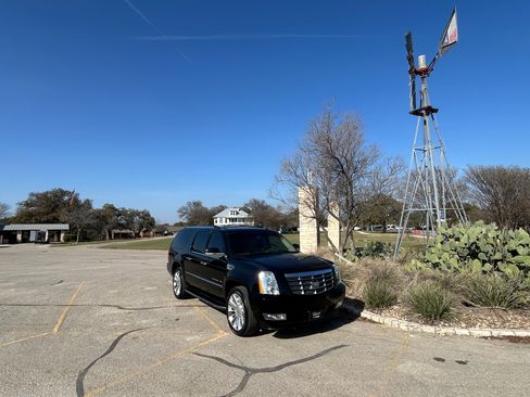 Used 2013 Cadillac Escalade ESV Premium image 9
