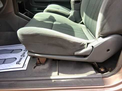 Used 2004 Nissan Frontier XE image 22