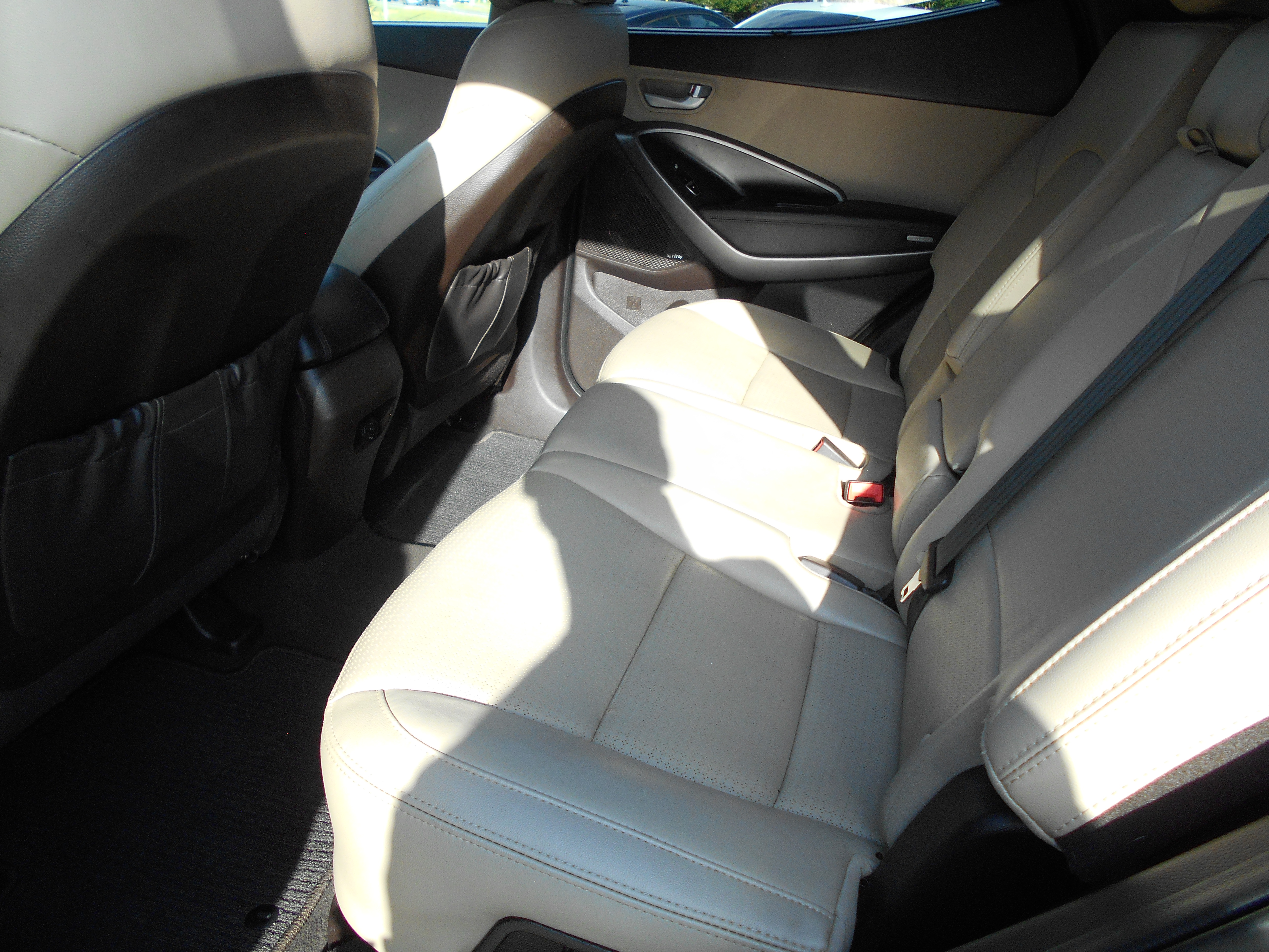 Used 2015 Hyundai Santa Fe w/ Ultimate Package FWD image 8