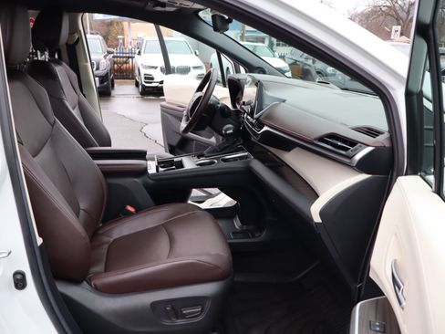 Used 2024 Toyota Sienna Platinum image 17