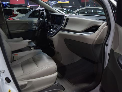 Used 2015 Toyota Sienna LE image 21