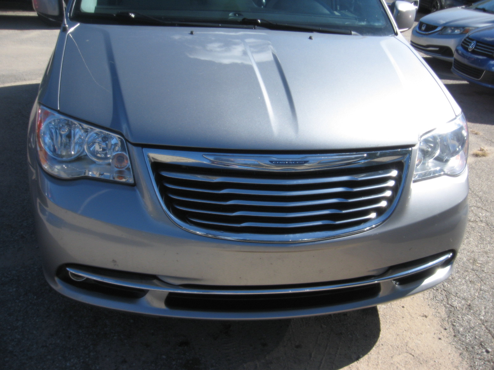 Used 2016 Chrysler Town & Country Touring FWD image 2
