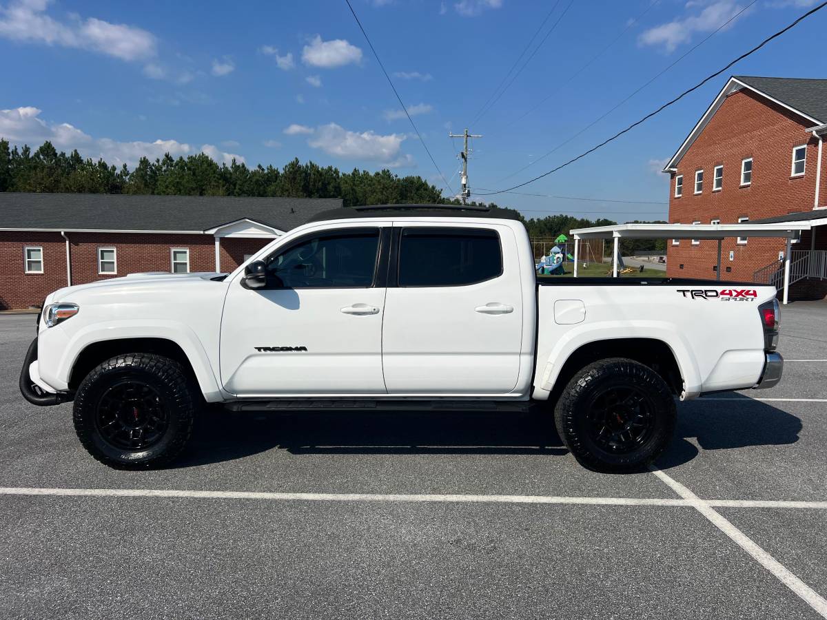 Used 2020 Toyota Tacoma TRD Sport AWD/4WD image 6