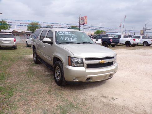 Used 2014 Chevrolet Suburban LT image 5