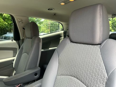 Used 2011 Chevrolet Traverse LT image 12