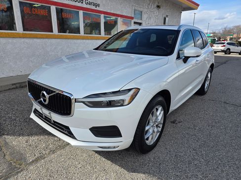 Used 2021 Volvo XC60 T5 Momentum image 2