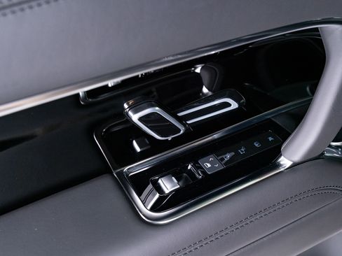 Used 2025 Land Rover Range Rover SE image 59