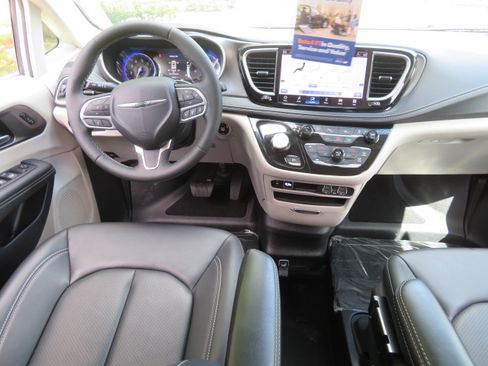 Used 2024 Chrysler Pacifica Touring-L image 39