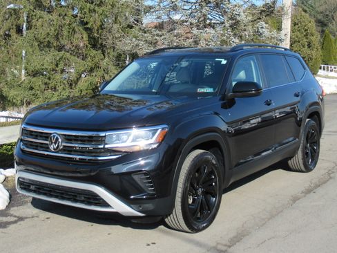 Used 2022 Volkswagen Atlas SE w/ Technology Package image 1