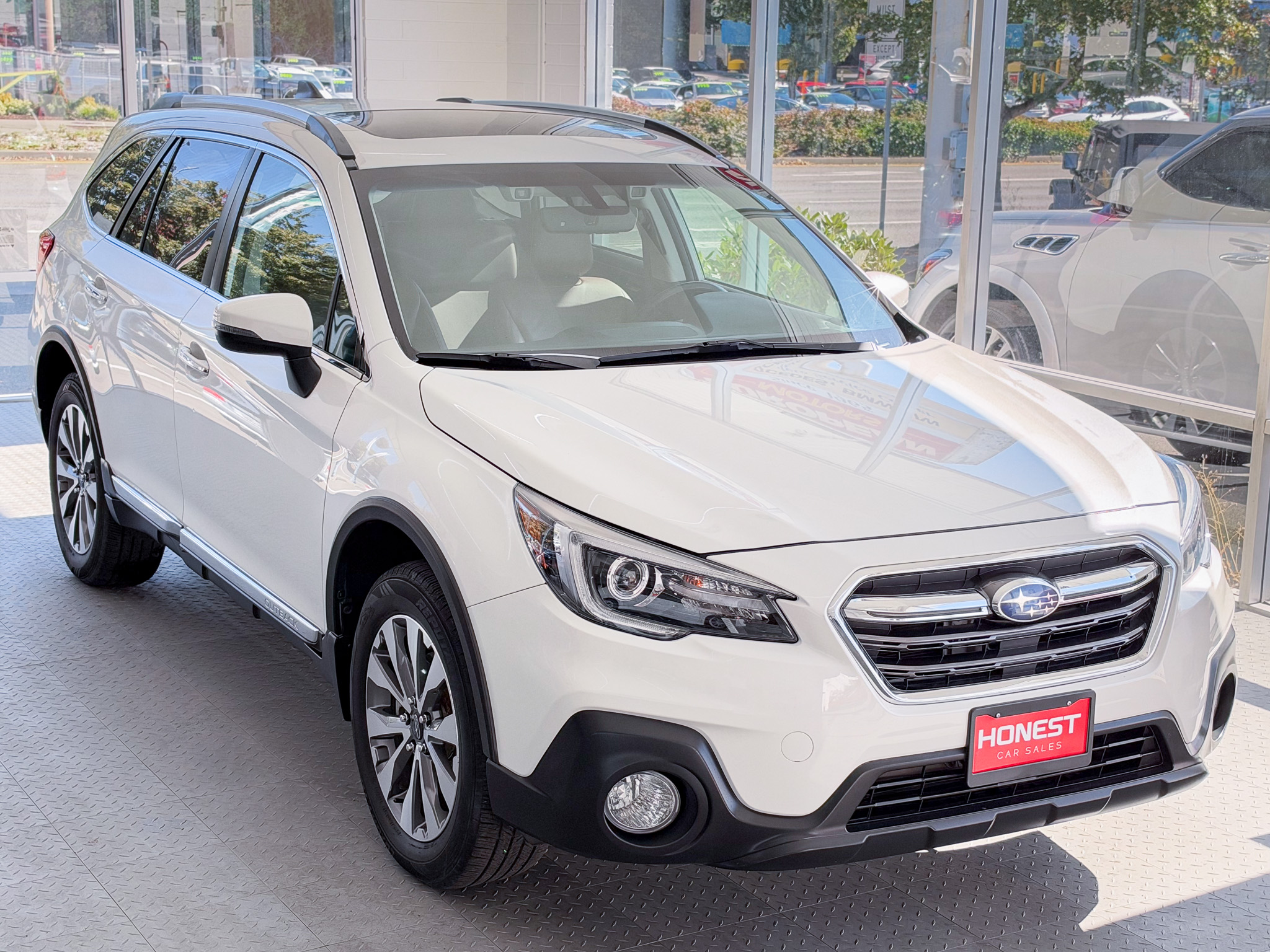 Used 2018 Subaru Outback 3.6R Touring AWD/4WD image 1