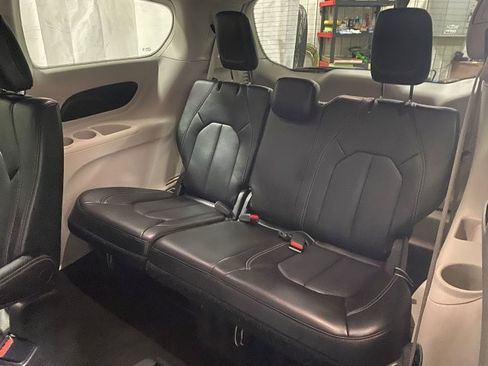 Used 2023 Chrysler Pacifica Touring-L FWD image 24