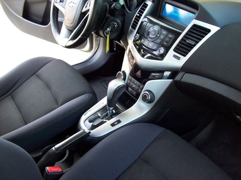 Used 2014 Chevrolet Cruze LT FWD image 13