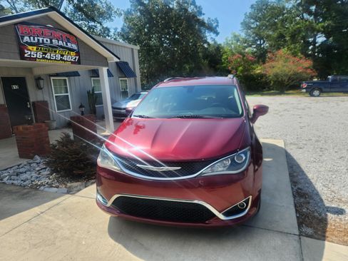 Used 2018 Chrysler Pacifica Touring-L FWD image 3