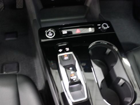 Used 2025 Audi Q6 e-tron Premium image 17