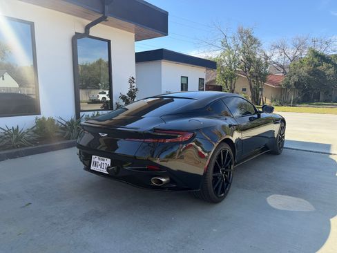 Used 2017 Aston Martin DB11 V12 Coupe RWD image 10