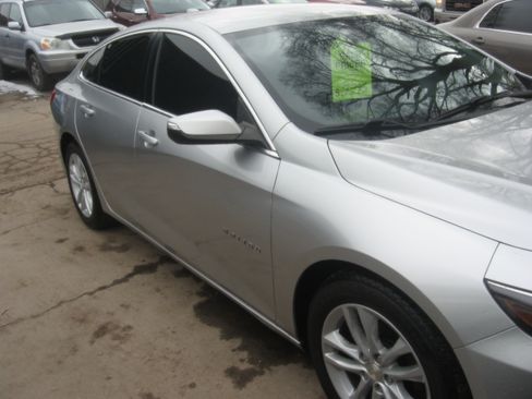 Used 2017 Chevrolet Malibu LT image 3