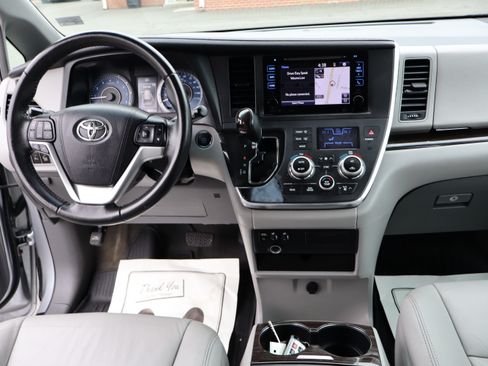 Used 2017 Toyota Sienna XLE image 18