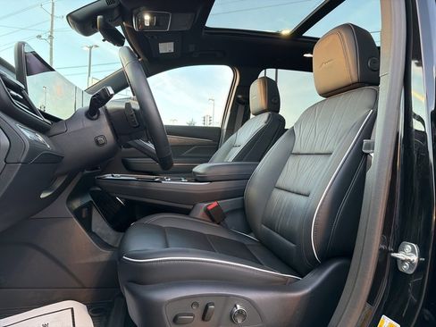 Used 2025 Buick Enclave Avenir image 9